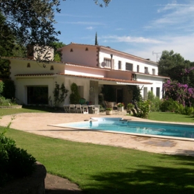 Casa Can Busquet Jardín y Piscina